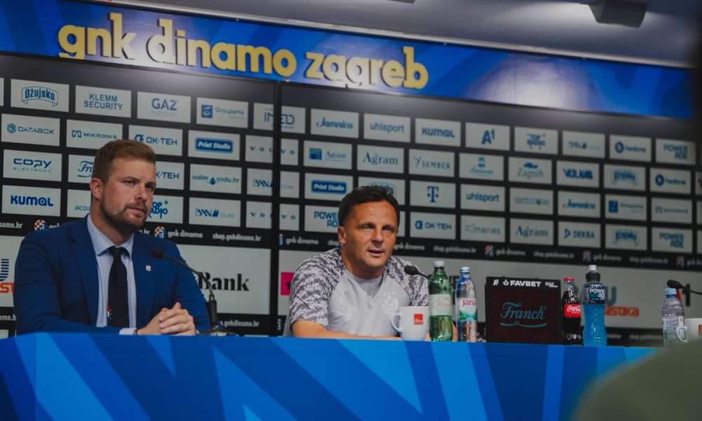Dvije osobe za stolom na press konferenciji GNK Dinamo Zagreb