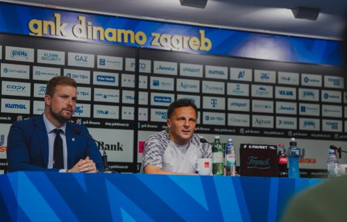 Dvije osobe za stolom na press konferenciji GNK Dinamo Zagreb